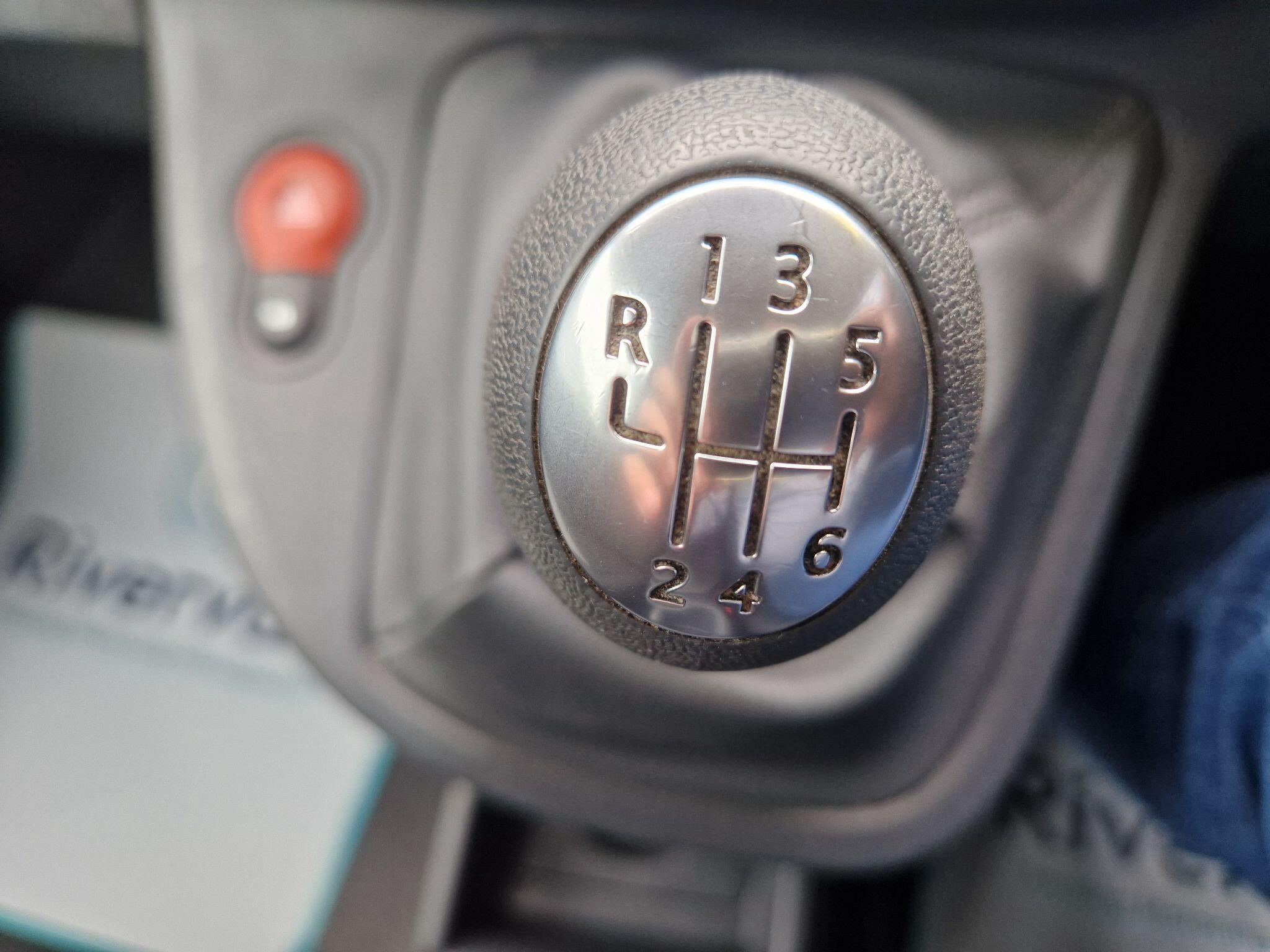 Nissan NV250 image 12